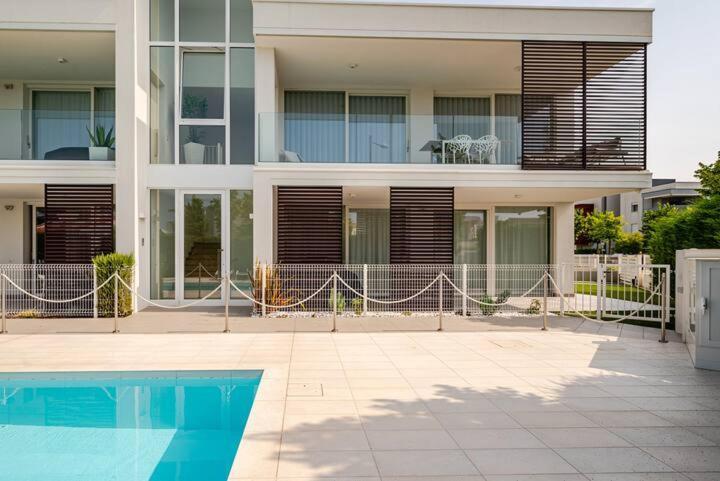 Apartment Luma With Pool Lido di Jesolo Buitenkant foto